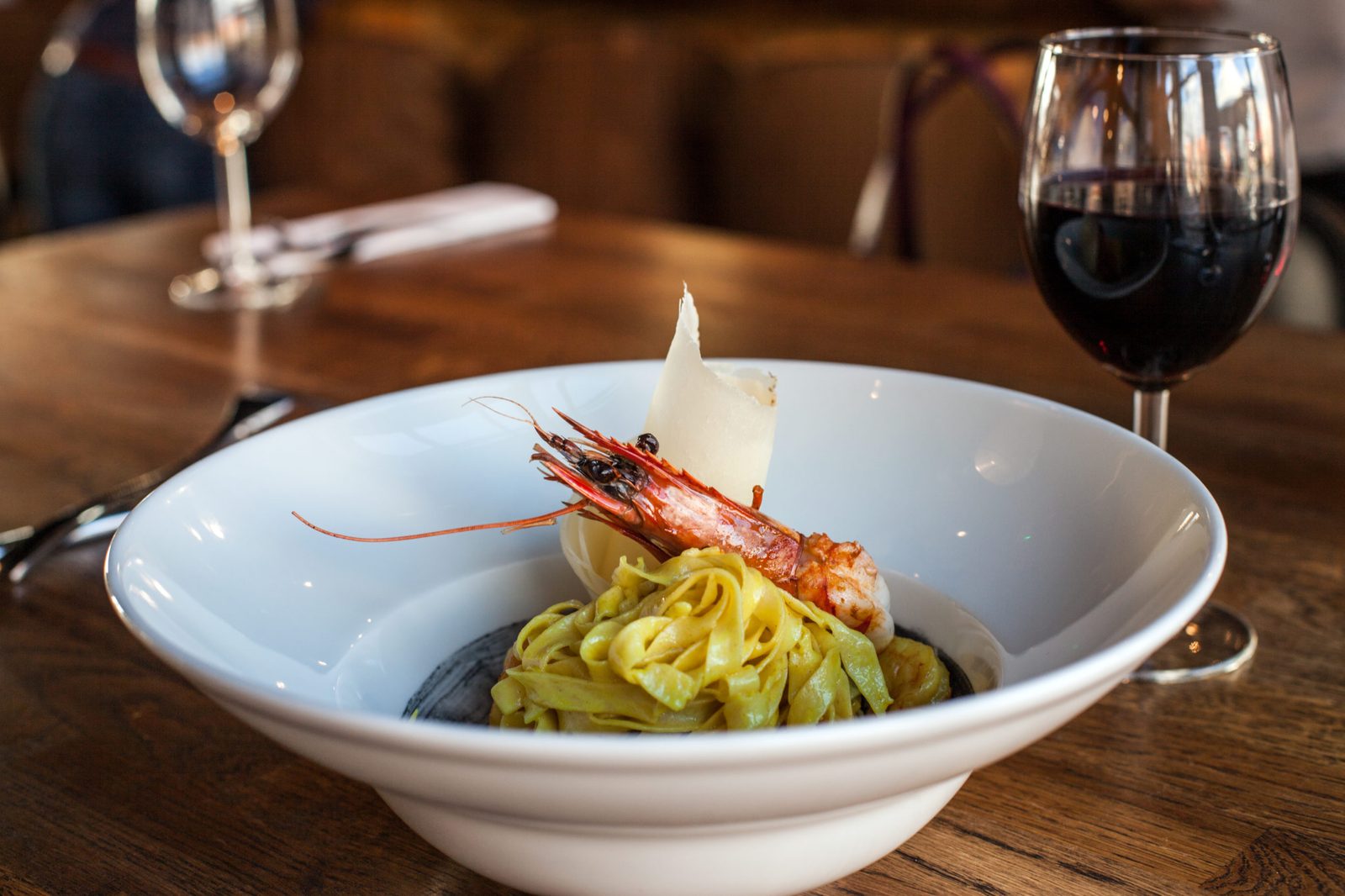 Pasta z krewetką, parmezanem i kieliszkiem czerwonego wina